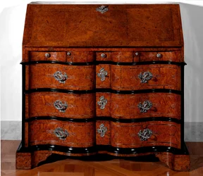 家具：シダー材のデスク1730-1735年頃 日115x115x55 cm 個人蔵