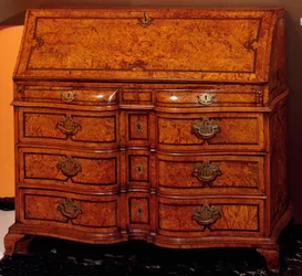 家具：シダー材のデスク。1734-1740年頃 Dim.111x127x61 cm プライベートコレクション