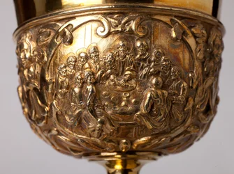 金属工芸品。聖杯1726年から1758年まで大聖堂支部長を務めたA・ル・ヴァイアン・ド・ラ・バサルドリー大修道士の寄贈。18世紀詳細