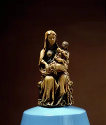 聖アンナと聖母子像 14世紀の象牙彫刻。北フランスで実現しました。コンピエーニュ、ヴィヴネル美術館