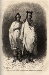 伝統的な衣装を身にまとったサラコル人とカッソンケス人の女性（アッパーセネガルの人々1868年にフルリオット・ド・ラングル副提督が行ったアフリカ沿岸のクルーズを説明するためのエングレーヴィングで、1872年にエドゥアール・シャルトンが編集した「Le tour du monde」に掲載されている。