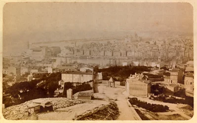 1885-1890年頃のマルセイユの街とその周辺。ノートルダム・ド・ラ・ガルドから撮影された全景、個人蔵