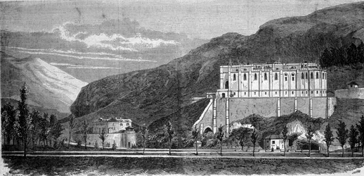 1858年にベルナデット・スービロウス（1844-1879）に聖母が現れた、ピレネー山脈の高地にあるルルドの奇跡の洞窟の近くに建設中の教会の風景、現在の巡礼地。19世紀のエングレーヴィング