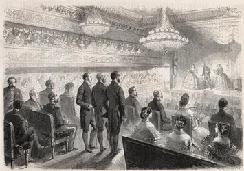 プロイセンのウィリアム1世(1797-1888)のコンピエーニュ訪問：ナポレオン3世(1808-1873)出席のもとでの宮殿劇場でのガラショー - Engraving In "The Illustrous World"