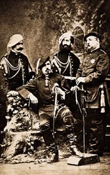 第3次カーリスト戦争（1872-1876）：スペインの王位継承者であるマドリッド公シャルル・ド・ブルボン（1848-1909）（カルロス・マリア・デ・ボルボン・イ・エウストリア・エステまたはシャルル7世）が防衛隊とともに取り囲んでいる。スペイン、ラ・リオハ州サンゲサ 1872年から1876年頃の写真