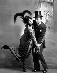 踊るカップル。1918年頃の写真。