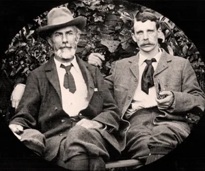 エドワード・カーペンターとそのパートナー、ジョージ・メリル、1900年頃