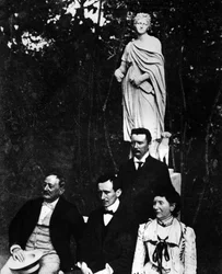 グリエルモ・マルコーニ（1874-1937）は、イタリアの物理学者・発明家で、1897年にポンテッキオで両親と弟のアルフォンソと一緒に暮らしていた。