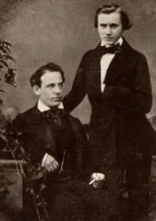 ヨハネス・ブラームス（1833-1897）ドイツの作曲家（立っている）、巡業で一緒だった難民のハンガリー人ヴァイオリニスト、エドゥアルド・レメニ（1828-1898）と（写真のハーフトーン