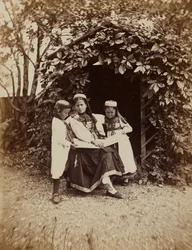 「黒い森-etudes, impressions  voyages sur les bords du Rhin"：黒い森の民族衣装を着た2人の子供を連れた女性の肖像画