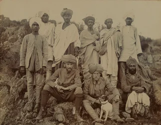 1895年頃のSエドワーズ中尉と彼の犬ビディ