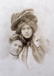 ナタリー・クリフォード・バーニーとレネ・ヴィヴィアン、1900年頃、フランス（モノクロ写真）