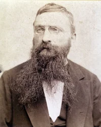 1885年頃に撮影されたオーギュスト・ロダン（1840-1917）の肖像。