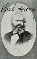 ドイツの哲学者・経済学者であるカール・マルクス（1818-1883）の肖像。写真モントルイユ生活史博物館。