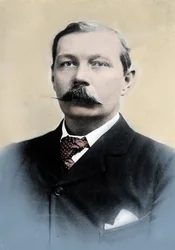 シャーロック・ホームズ」の生みの親であるイギリスの作家、アーサー・コナン・ドイル卿（1859-1930）の肖像。