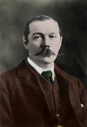 シャーロック・ホームズ」の生みの親であるイギリスの作家、アーサー・コナン・ドイル卿（1859-1930）の肖像。