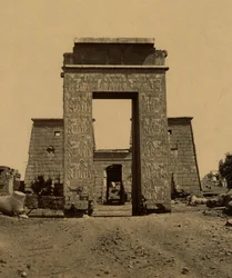 テーベのラムセス4世神殿の一部、ラムスの谷のプロピロン（凱旋門）と鉄塔。1880年（写真）