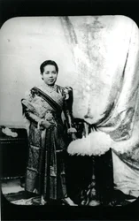 サオババ・ポンスリー王妃、1880年頃（モノクロ写真