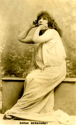 1896年、アイルランドのアビー劇場にて、タイトルロールの「イゼイ」を演じるサラ・ベルナール（絵葉書）