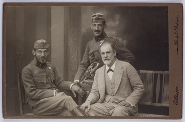 軍服を着たジークムント・フロイトと息子のエルンスト、マルティン、1916年頃（モノクロ写真）
