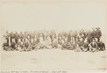 生存者 94th Regt & Colors, Bronkhurst [sic] Spruit.- 1880年12月20日、プレトリア、トランスバール戦争（1880-1881）、1881年4月5日（白黒写真）。