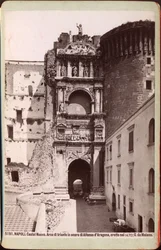 ナポリ、ヌオーヴォ城の凱旋門、1880年頃（写真）。