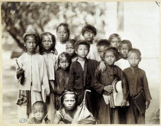 ベトナムの子供たちのグループ、v.1895。