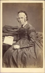 本を持つ女性、1860年頃（写真）