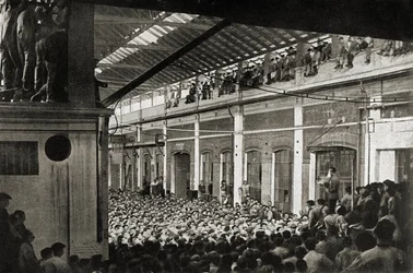 1920年のビエンニオ・ロッソ期間中、トリノの工場に集められた労働者たち（モノクロ写真）。