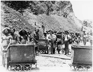 1885年頃、デビアス社のダイヤモンド鉱山のズールー族の「少年たち」（モノクロ写真）