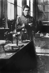 フランスの物理学者マリー・キュリー（1867-1934年）、1903年にノーベル物理学賞、1911年にノーベル化学賞を受賞。1898年、パリにある彼女の最初の研究室で
