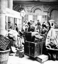 フランス第二帝政時代、パリのリヨン駅で荷物の計量を監督する乗客