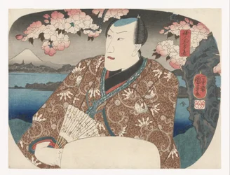 桜の下で扇を持つ役者