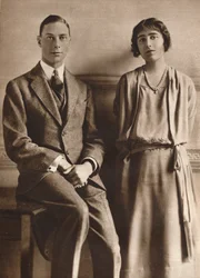 「婚約発表時のレディ・エリザベス・ボウズ・リヨンとヨーク公」、1923年