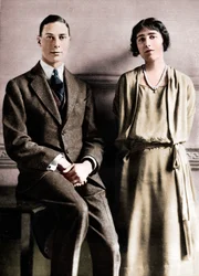 「婚約発表時のレディ・エリザベス・ボウズ・リヨンとヨーク公」、1923年