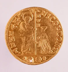 ヴェネツィア共和国の金貨（ゼッキーノまたはシークイン）：ドージェのニコロ・コンタリーニの時代（1630-1631年）。直径3.4cm ローマ、イタリア国立博物館