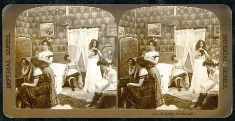 「ボールのドレッシング」、1900年頃（セピア写真）（473245も参照）