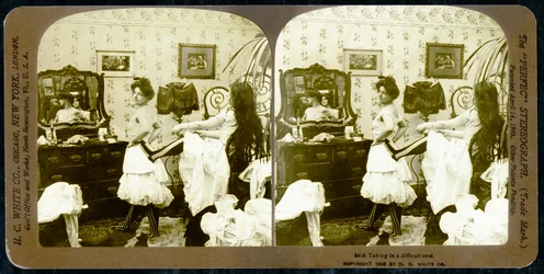 コルセットにひもで締められている女性を描いた立体カード、c.1900（セピア写真）（473244も参照）