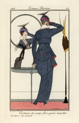 サンゴのボタンを探している高級サージ スーツを着た女性。