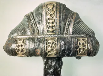 刻印装飾を施した刀の柄の詳細（真鍮と鉄）