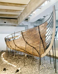 ノルウェー西部、ソグネフィヨルドからの外航貨物船、1030年頃（松、オーク、ライム）