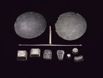 西暦875～925年、アーガイル州コロンセイのキロラン湾にあるバイキング船の埋葬品から出土した秤のための天秤台（ブロンズ