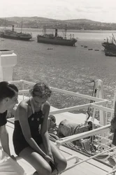 アルバム「At the Edge of Oceania 28th July to 10th August 1935」より、客船「オセアニア」でのカップル。