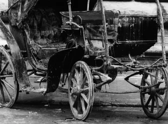 フィレンツェの洪水の後、泥で台無しになった馬車（1966年11月）（モノクロ写真