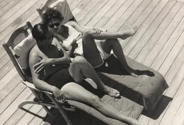 アルバム「At the Edge of Oceania 28th July to 10th August 1935」より、客船「オセアニア号」でのカップル。