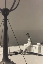 アルバム「At the Edge of Oceania 28th July to 10th August 1935」より、客船「オセアニア号」でのカップル。