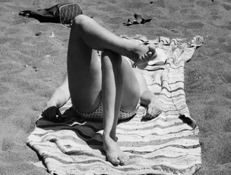 ビーチでの女性らしい脚、1960年頃（モノクロ写真）