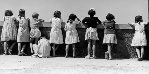 欄干にもたれる子供たちのグループ、イタリア、1960年頃（ゼラチン・シルバー・プリント）