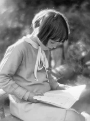 読書中の少女; 写真スタジオ