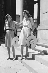 写真撮影中のモデルたち（1941年6月2-3日、フィレンツェ）（モノクロ写真